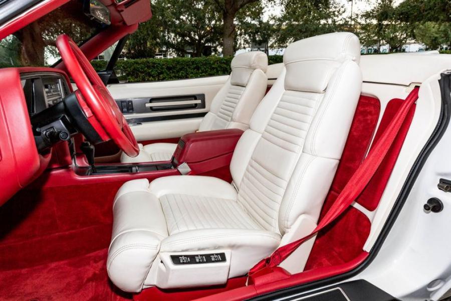 Интерьер Buick Reatta Convertible Select 60 (4EC97) 1990 года  (фото 24 из 49)